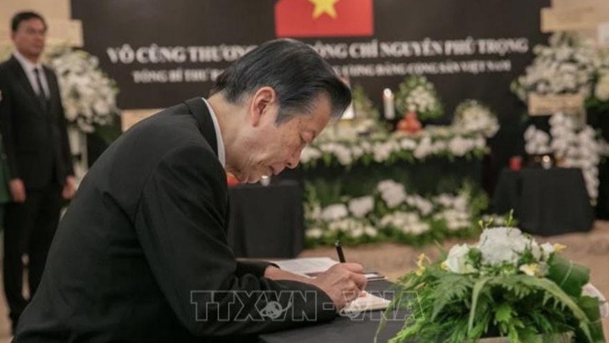 Foreign officials pay tribute to Party General Secretary abroad